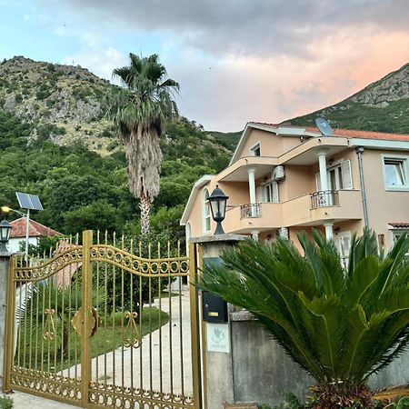Apartamento Carine Garden Risan Exterior foto