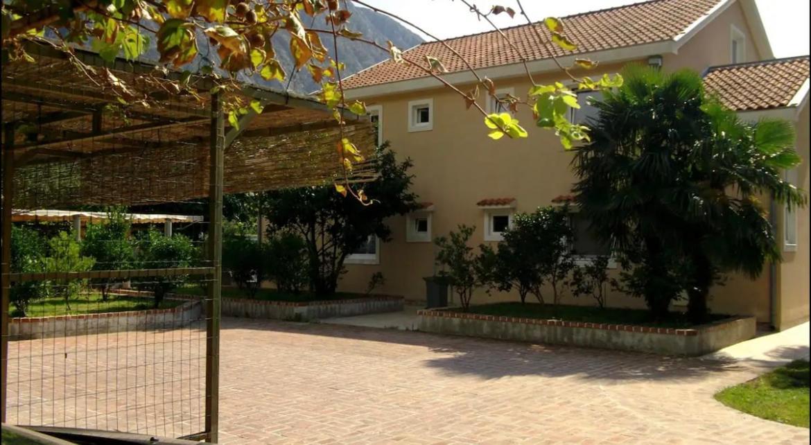 Apartamento Carine Garden Risan Exterior foto