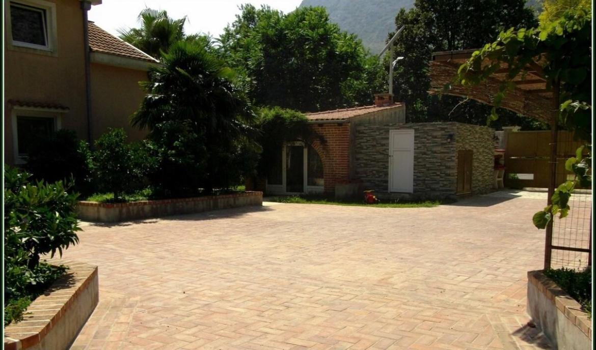 Apartamento Carine Garden Risan Exterior foto