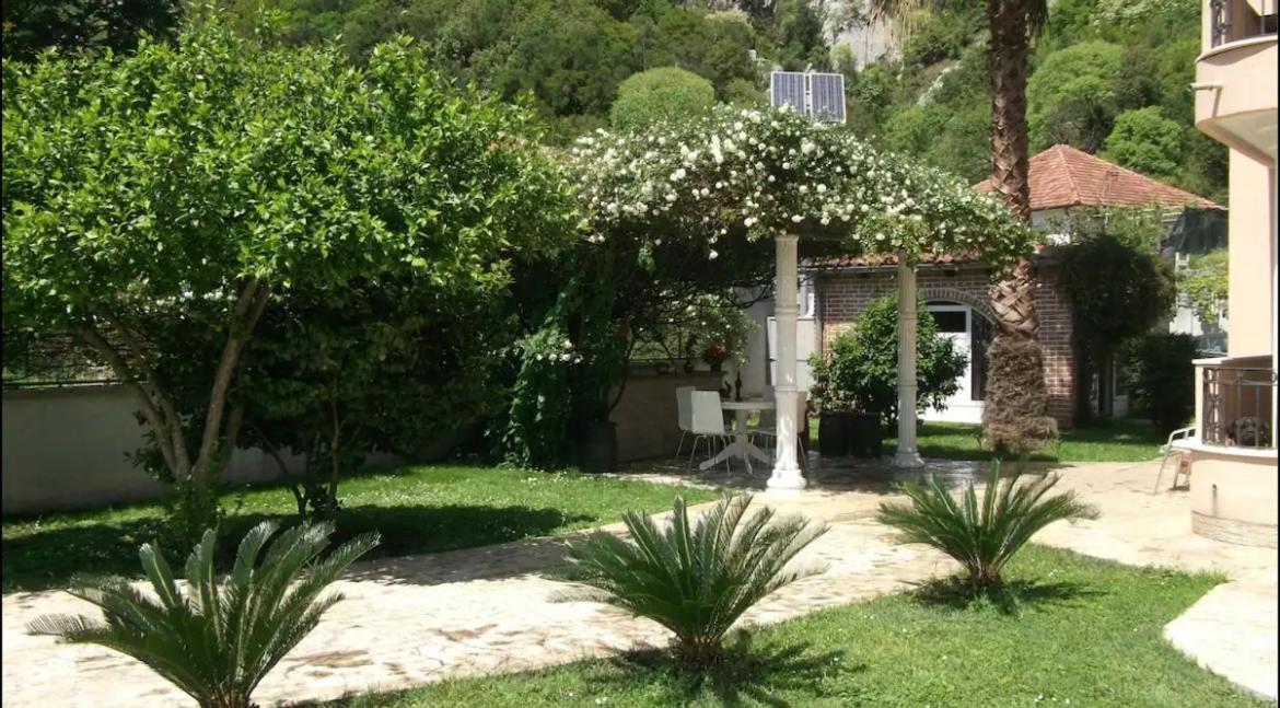 Apartamento Carine Garden Risan Exterior foto