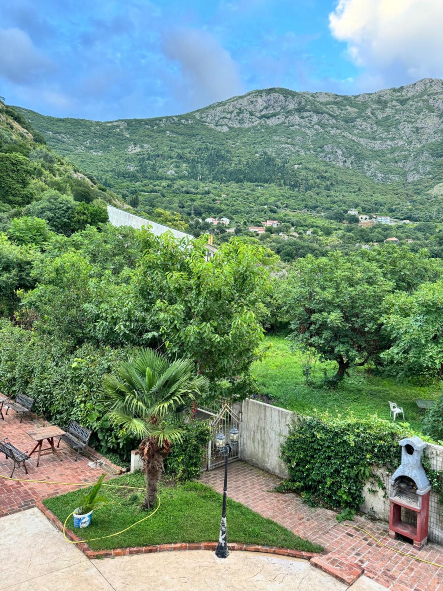 Apartamento Carine Garden Risan Exterior foto