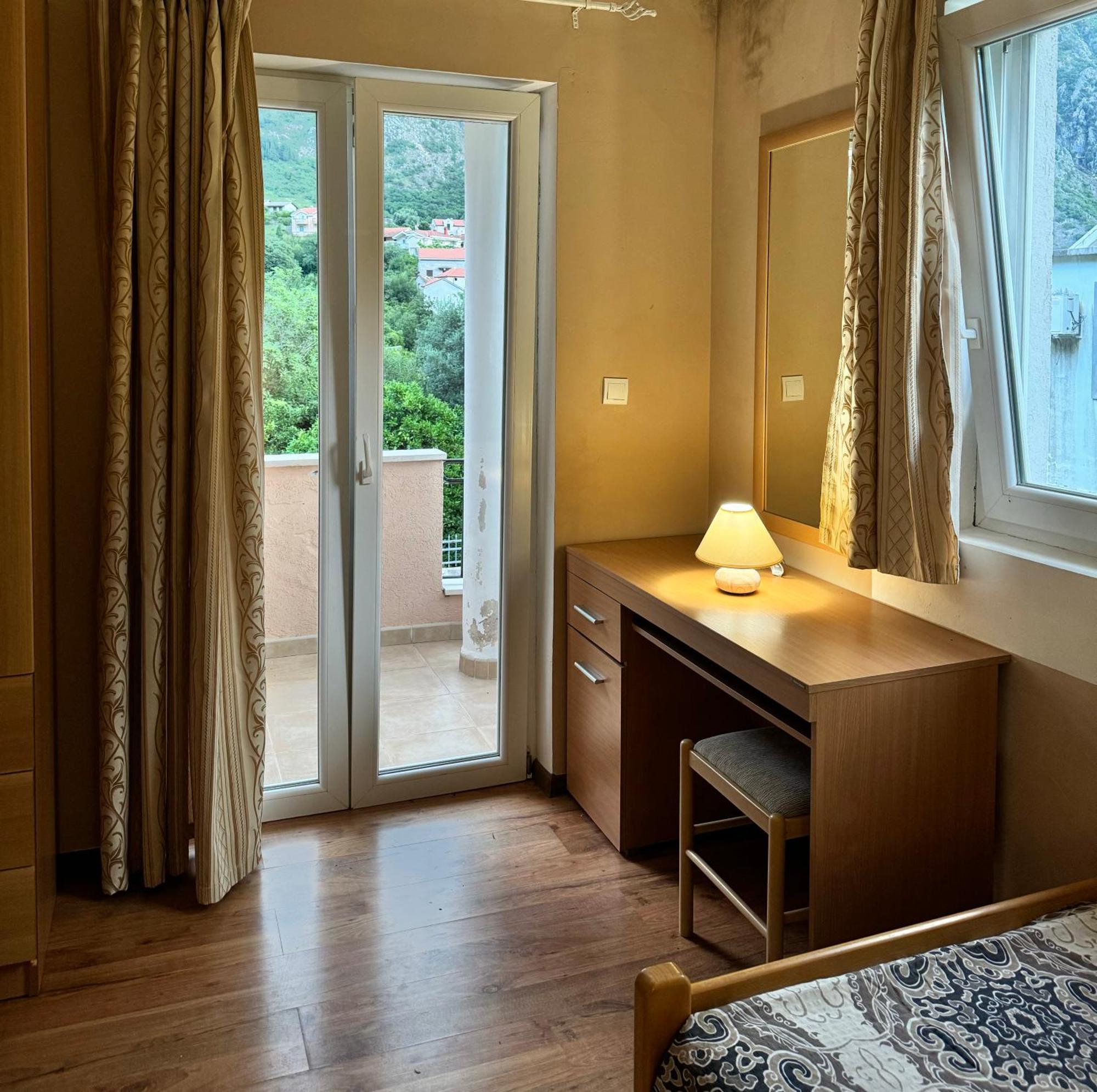 Apartamento Carine Garden Risan Habitación foto