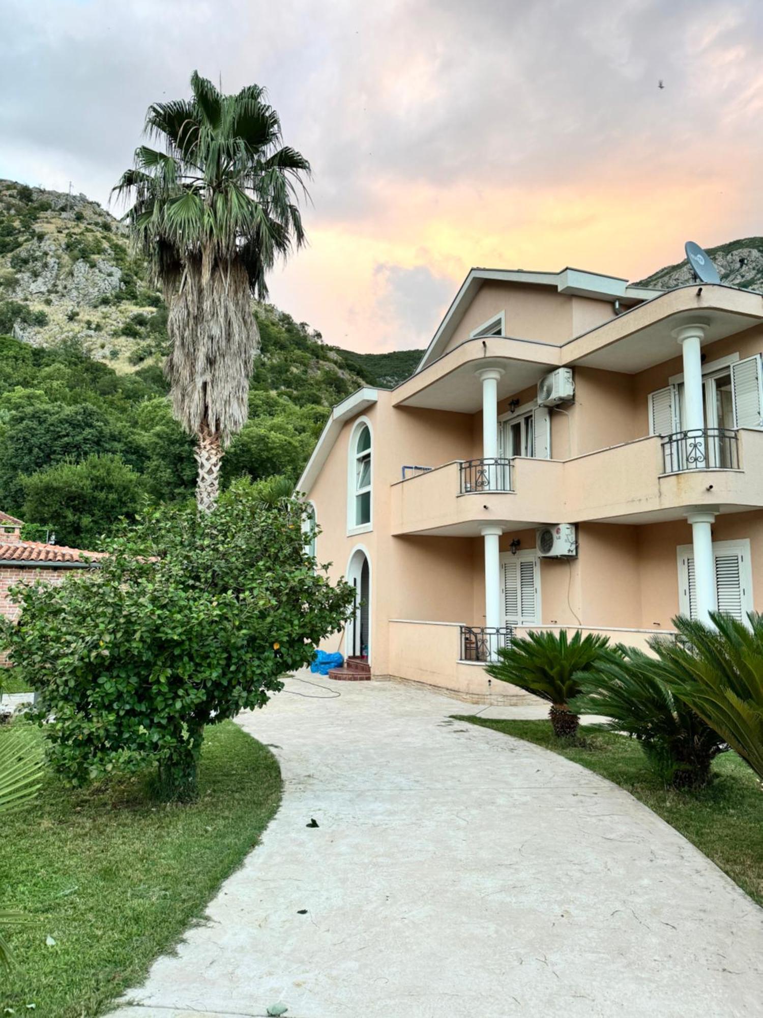 Apartamento Carine Garden Risan Exterior foto