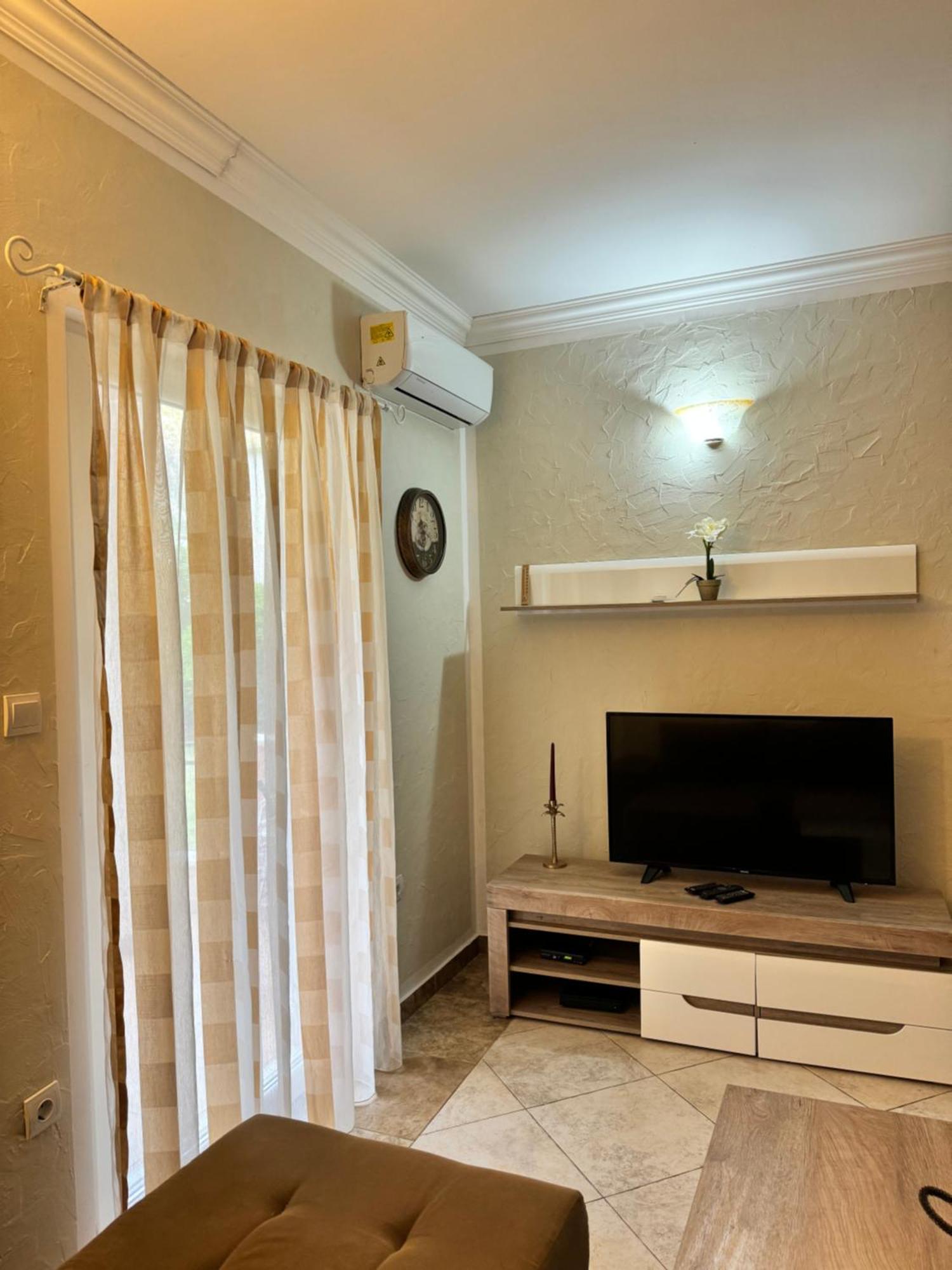 Apartamento Carine Garden Risan Habitación foto